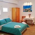 Augusta & Apartment Naousa (Paros)